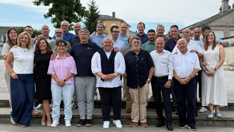 Foto de familia de la Real Federaci�n Galega de F�tbol, con su presidente Pablo Prieto en el centro de la imagen.