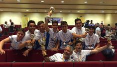 Alumnos y profesores celebran los cuatro premios en la sede de la Universidad Isabel I, de Burgos.