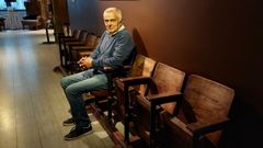 Emilio nas vellas butacas de madeira propias das salas de exhibici�n do pasado s�culo
