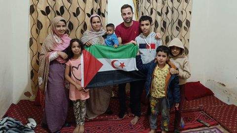 Pablo Cibeira, con la familia que lo acogi en Tinduf durante su estancia de cinco das