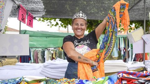 Rita Vidal, vendiendo en el mercadillo de Portonovo este verano, uno de sus habituales junto con los de Cambados y Padrn. Su hermano Fran atiende el puesto cuando ella no puede. Es un bendito, dice.