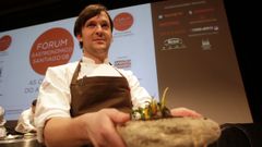 El cocinero dan�s R�ne Redzepi muestra un plato de verduras en el Forum Gastronomico de Santiago en el 2008