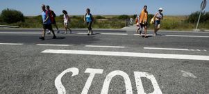Turistas y vecinos, que transitan constantemente por la PO-308, se quejan de la falta de medidas de seguridad en la carretera. 