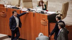 El presidente extreme�o, Guillermo Fern�ndez Vara, en una sesi�n en el Parlamento auton�mico
