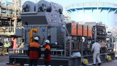 Instalaci�n de un compresor en la refiner�a de Repsol en A Coru�a
