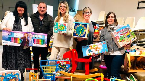 Las profesoras entregaron en la Asociacin Renacer, del Dr. Pernas, cientos de juguetes para familias necesitadas