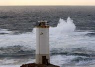 El fuerte viento provoc� enormes olas ayer en Corme.
