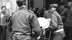 Traslado del cad�ver de uno de los dos guardias civiles asesinados a tiros en el Banco de Espa�a en Santiago el 10 de marzo de 1989