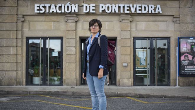 Susana Fern&aacute;ndez, que vive en Vigo y trabaja en Pontevedra, en la estaci&oacute;n de Renfe de la ciudad del L&eacute;rez