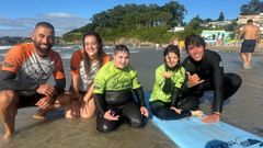 Juan, Iria, Leo, Sol y Gonzalo, en la jornada final de los campamentos de surf inclusivo organizados en la playa de Bastiagueiro por la Fundacin Amador de Castro, La Vieja Escuela y la tecnolgica coruesa MN program.