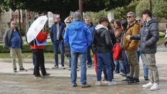 Un gu&iacute;a tur&iacute;stico ense&ntilde;a Lugo a sus visitantes durante el mediod&iacute;a de este Jueves Santo.