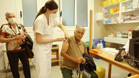 Francisco Mozo recibe las vacunas contra la gripe y el covid este lunes en el centro de salud Virxe Peregrina de Pontevedra