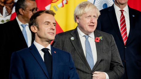 Boris Johnson y Emmanuel Macron, quienes hablaron en Roma del conflicto pesquero en el Canal de la Mancha, pero difundieron versiones encontradas sobre las conversaciones