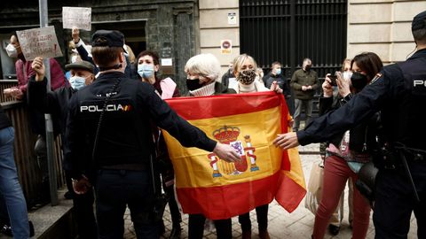 Varias personas protestaron en Pamplona ante S�nchez por el apoyo de Bildu a los Presupuestos