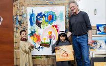 Costa con dous dos cativos que participan no calendario.<span lang= es-es > </span>