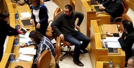 El diputado de AGE por Ourense, David Fern�ndez Calvi�o, en un momento del pleno de ayer en el Parlamento de Galicia.