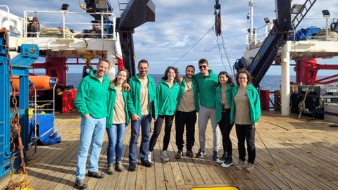 Equipo cientfico a bordo del Sarmiento de Gamboa: los investigadores Miguel Gutierrez Medina, Patricia Cadenas Martinez, Sergio Llana Fnez (segundo investigador principal del proyecto de investigacin Astracn), los estudiantes Alicia Rivero Zamora, Pablo Gallardo del Ro, Daniel Ruiz Blasco y Taire Martino Cayado, y Gabriela Fernndez Viejo (investigadora principal del proyecto de investigacin Astracn y jefa de la campaa).