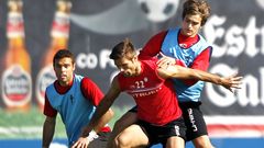 Sergio y Denis, con De Lucas en el medio, en un entrenamiento del primer equipo en abril del 2011