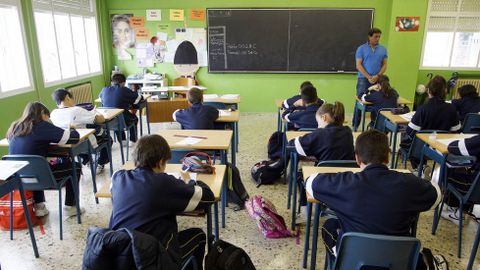 Alumnos de sexto de primaria haciendo la rev�lida