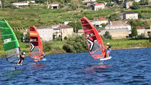 Imagen de archivo de una competicin de windsurf en Castrelo de Mio