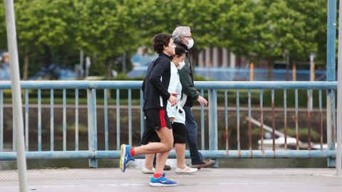Gente caminando o corriendo por Pontevedra