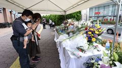 Un matrimonio reza en el lugar donde el ex primer ministro japon�s Shinzo Abe fue asesinado a tiros.