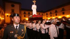 Un guardia civil de uniforme en una procesi�n en Oviedo