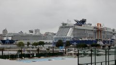 El Celebrity Cruises (delante) y el Mein Shiff 4 (al fondo)