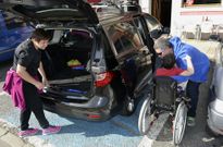 Susana Santamar�a denuncia la continua invasi�n de la plaza que necesita para atender a su hijo. 