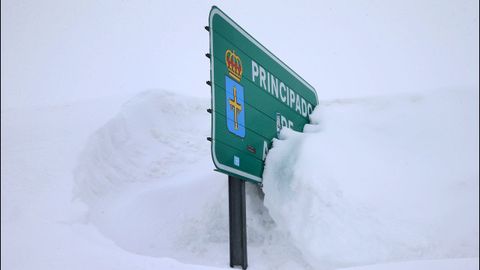 La carretera del puerto asturiano de San Isidro bajo la nieve. ARCHIVO
