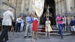 Procesi�n con la imagen de la Virgen de Montserrat frente a la iglesia de San Vicente el 15 de agosto del 2016