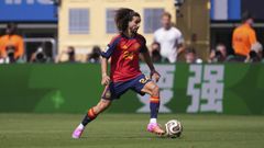 Cucurella controlando el bal�n durante la final del Mundial contra Argentina