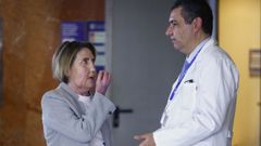 Carmen, paciente que recibi� un trasplante de cara, conversa con el doctor Joan-Pere Barret.