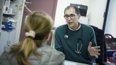 Javier Loira consulta a una de sus 1.780 pacientes que tiene en el cupo