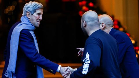 El exsecretario de Estado de Estados Unidos, John Kerry, ha sido uno de los primeros invitados en dejarse ver por Pars este sbado