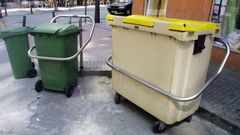 Varios contenedores de basura, en una imagen de archivo