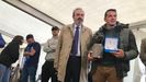 Esteban APARO Trofeo Herrerita Manuel Paredes Real Oviedo.Esteban recibe el Trofeo Herrerita, junto a Manuel Paredes