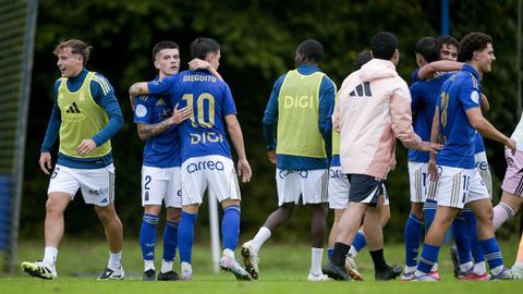 Los jugadores del Vetusta celebran uno de los goles al Valladolid Promesas