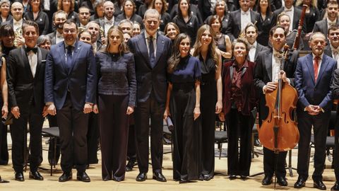 Los reyes Felipe VI y Letizia, acompaados por la princesa Leonor (i) y de la infanta Sofa (d) posan con los msicos durante el tradicional concierto de los Premios Princesa de Asturias 