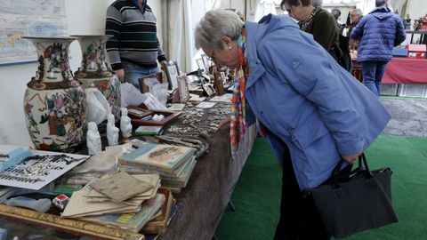 Uno de los puestos de la feria de antig�edades del San L�zaro de Sarria