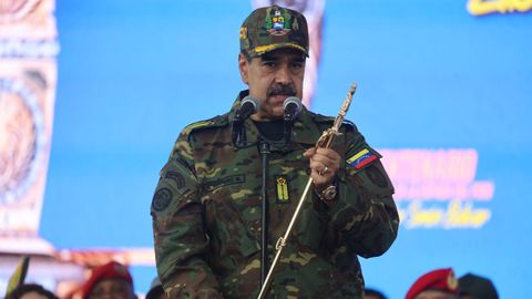 Maduro exhibe la espada de Simn Bolvar en marcha chavista la tarde del martes en Caracas.