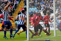 Los jugadores del D�por celebran el 3-1, conseguido por Marchena pese a que la zaga visitante intent� sacar la pelota bajo palos.