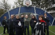 Un grupo de afectados, en la nueva pista deportiva del parque de Santa Margarita. 
