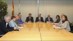 Imagen de la reuni�n que el conselleiro mantuvo en enero con los m�dicos que dimitieron de sus puestos en el �rea sanitaria de Vigo.