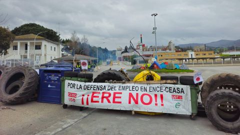 Los trabajadores de Ence Navia instalan tiendas de campa�a frente a la f�brica