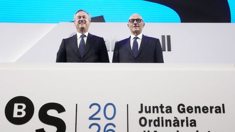 El presidente del Banco Sabadell, Josep Oliu, acompa�ado por el exconsejero delegado del banco, C�sar Gonz�lez-Bueno, en la junta general de accionistas del mes de mayo.
