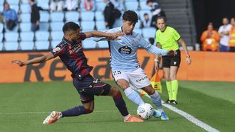 Toljan presionando a Hugo �lvarez, durante una acci�n de la primera parte