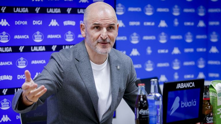 Fernando Soriano, analizando el mercado de invierno en el D�por Training Center.