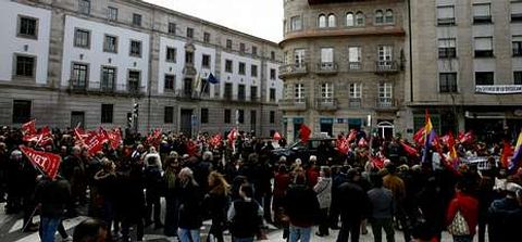 <span lang= es-es >Por primera vez, ante la C�mara y el PP</span>. La manifestaci�n de CC.OO. y UGT estren� final: fue en la avenida de Reina Victoria, donde coinciden la sede del PP provincial y de la C�mara de Comercio. Ante el partido pol�tico se demand� un cambio de rumbo; ante la patronal, impulsar la negociaci�n colectiva.