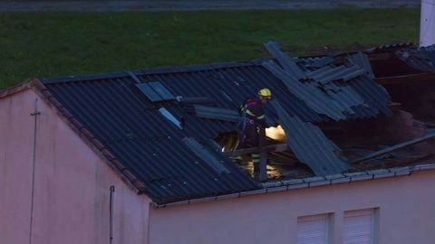 El viento arranca parte de un tejado en el barrio de San Valentn, en Fene